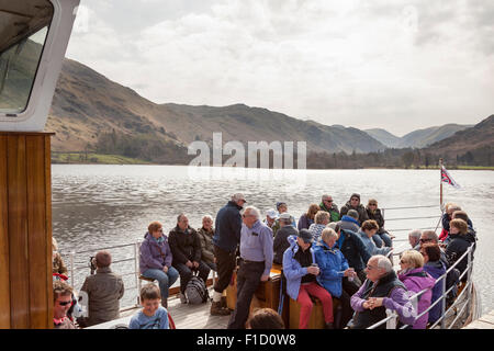 I turisti in un vaporizzatore a Ullswater, Glenridding Pier, Lake Ullswater, Glenridding, Lake District, Cumbria, Inghilterra Foto Stock
