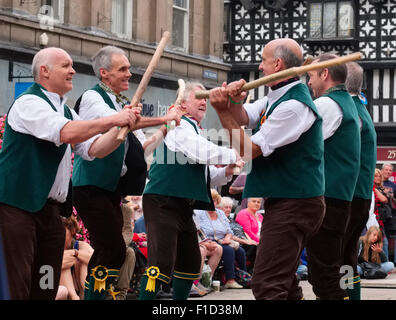 Shrewsbury Morris ballerini eseguono in piazza durante la Shrewsbury Folk Festival, Shropshire, Inghilterra. Foto Stock