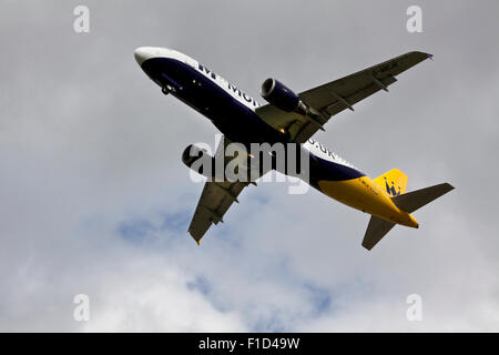 Airbus A320-200 aereo di proprietà di Monarch Airlines presso l'aeroporto Leeds Bradford. Foto Stock