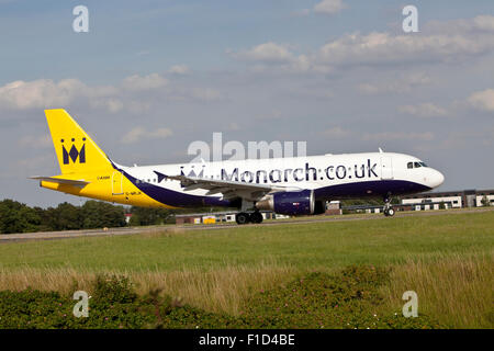 Airbus A320-200 aereo di proprietà di Monarch a Leeds Bradford Airport. Foto Stock