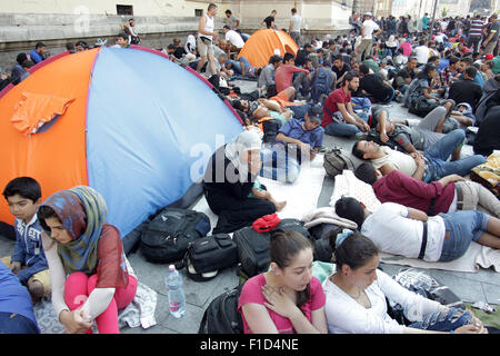 Budapest, Ungheria. Il 1 settembre 2015. (Rifugiati sedersi fuori alla stazione ferroviaria di Keleti a Budapest, in Ungheria il 1 settembre 2015. Autorità ungheresi hanno chiuso di Budapest (orientale Keleti) Stazione ferroviaria il martedì mattina, come l'edificio fu sommersa da centinaia e centinaia di rifugiati che cercano il trasporto in Germania. (Xinhua/Csaba Domotor)(azp) Credito: Xinhua/Alamy Live News Foto Stock