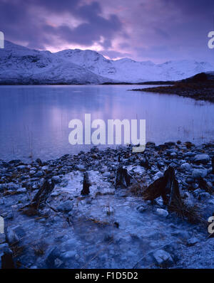 Il Sud Kintail Ridge visualizzati sul Loch Cluanie in pieno inverno, Kintail, Scotland, Regno Unito Foto Stock