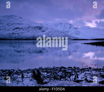 Il Sud Kintail Ridge visualizzati sul Loch Cluanie in pieno inverno, Kintail, Scotland, Regno Unito Foto Stock