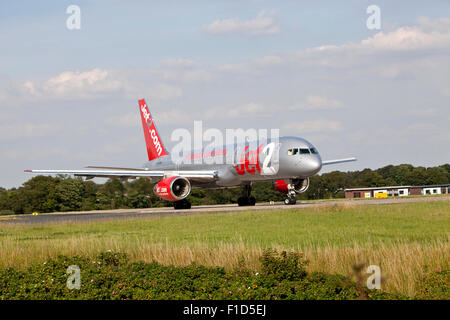 Jet2.Com Boeing 757-200 aereo all'aeroporto di Leeds Bradford. Foto Stock