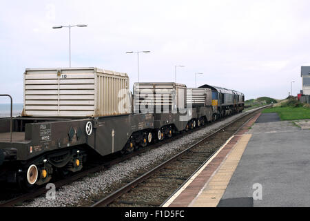 Un treno di trasportare tre matracci di combustibile nucleare irraggiato ('Rifiuti nucleari') passa Seascale, Cumbria, en route a Sellafield. Foto Stock