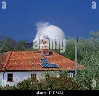 I pannelli solari per il riscaldamento di acqua su un tetto della casa accanto alla centrale nucleare di Sizewell B, Suffolk. Foto Stock