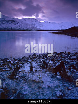 Il Sud Kintail Ridge visualizzati sul Loch Cluanie in pieno inverno, Kintail, Scotland, Regno Unito Foto Stock