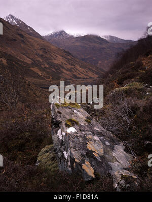 Sgurr nan Forcan visto da vicino al campo di battaglia di Glen Sheil, West Highlands della Scozia, Regno Unito con minacciose nubi appesi sopra le cime. Foto Stock