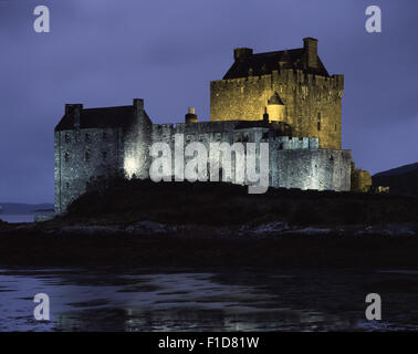 Eilean Donan Castle nella luce della sera, Dornie, Loch Duich, Kintail, Scozia Foto Stock