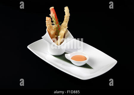 Il cibo giapponese, piatto di pesce fritto con salsa Foto Stock