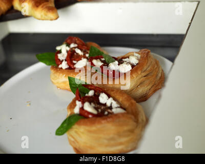 Torta salata con patè di pomodoro e formaggio di capra Foto Stock