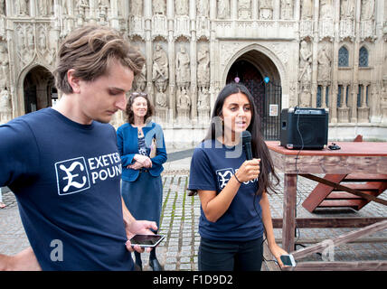 Exeter Devon, Regno Unito. Il 1 settembre 2015. durante la Exeter Pound lancio presso la Cattedrale di Exeter il 1 settembre 2015 a Exeter, Inghilterra, UK Credit: Clive Chilvers/Alamy Live News Foto Stock