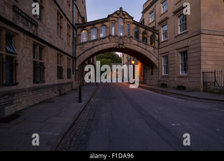 Il ponte dei sospiri di oxford city centre di collegamento tra due edifici universitari insieme Foto Stock