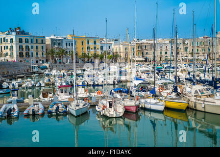 Trani, scenic città al mare Adriatico, Puglia, Italia Foto Stock