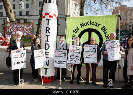 I dimostranti si riuniscono a Londra il giorno di bilancio. Foto Stock