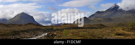 E Marsco Sgùrr nan Gillean nel Cuillin Hills visto da Sligachan sull'Isola di Skye, Ebridi Interne, Scotland, Regno Unito Foto Stock