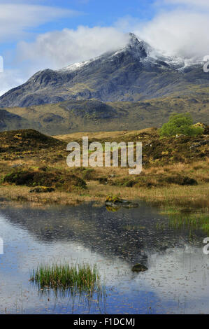 Bog e Sgurr nan Gillean nel Cuillin Hills visto da Sligachan sull'Isola di Skye, Ebridi Interne, Scozia Foto Stock