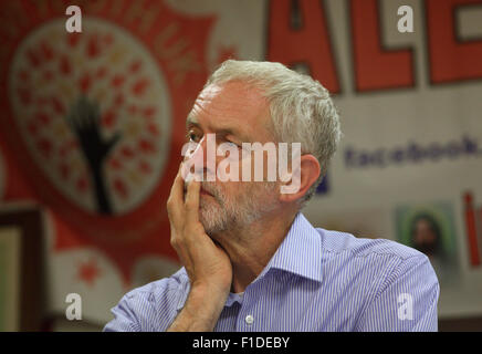 Londra REGNO UNITO 31 agosto 2015 Jeremy Corbin in Alevi centro culturale a Dalston Foto Stock