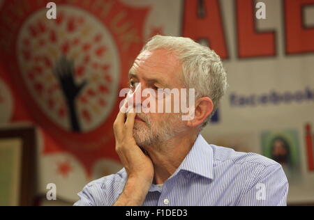 Londra REGNO UNITO 31 agosto 2015 Jeremy Corbin in Alevi centro culturale a Dalston Foto Stock