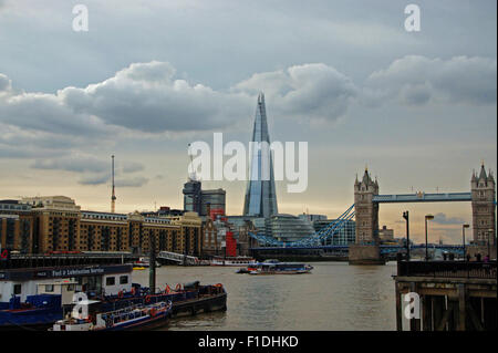 Vista panoramica del frammento di Londra e al Tower Bridge da St Katherine's Dock, Inghilterra Foto Stock