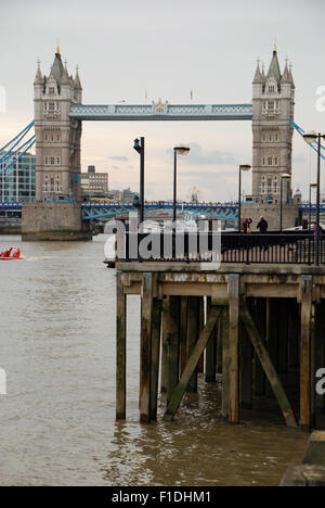 Vista panoramica del London Tower Bridge da St Katherine's Dock, Inghilterra Foto Stock