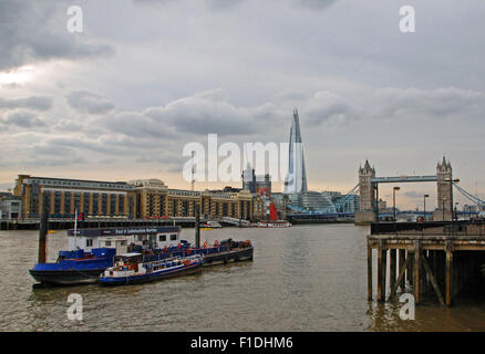 Vista panoramica del frammento di Londra e al Tower Bridge da St Katherine's Dock, Inghilterra Foto Stock