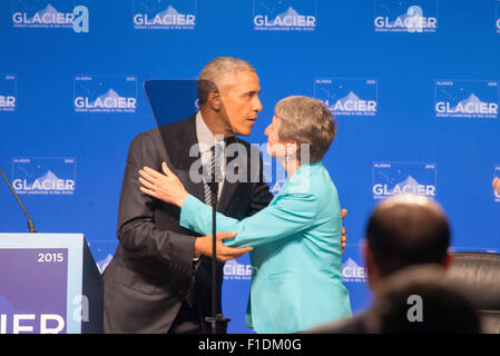 Anchorage in Alaska,, Stati Uniti d'America. 1 Sep, 2015. Il presidente Barack Obama saluta Secy degli interni Sally Jewell, ghiacciaio Conferenza sul riscaldamento globale, Anchorage in Alaska,, 8-31-2015 Credito: Ron Levy/ZUMA filo/Alamy Live News Foto Stock