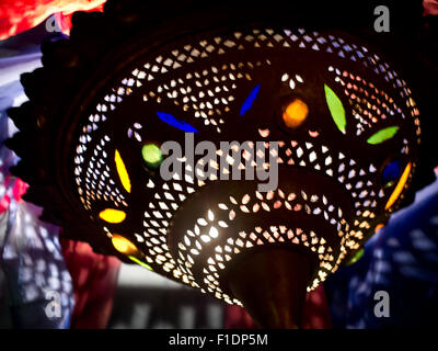 Stile marocchino lanterna con accenni di interno dietro Foto Stock