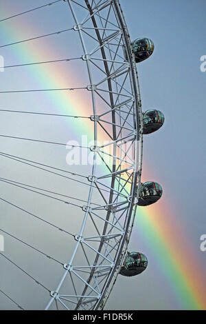 Londra, Regno Unito. Il 1 settembre 2015. Condizioni atmosferiche variabili ha portato a un bellissimo arcobaleno stretching over the London Eye e il fiume Tamigi appena prima del tramonto in London Credit: Paul Brown/Alamy Live News Foto Stock