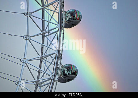 Londra, Regno Unito. Il 1 settembre 2015. Condizioni atmosferiche variabili ha portato a un bellissimo arcobaleno stretching over the London Eye e il fiume Tamigi appena prima del tramonto in London Credit: Paul Brown/Alamy Live News Foto Stock