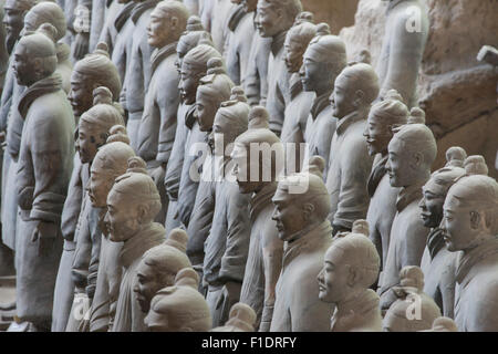Guerrieri di terracotta raffiguranti gli eserciti di Qin Shi Huang, il primo imperatore della Cina a Xi'an, Shaanxi, Cina Foto Stock