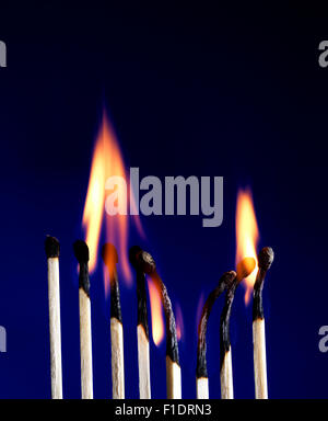 Ripresa macro di una fiammante matchstick su blu Foto Stock