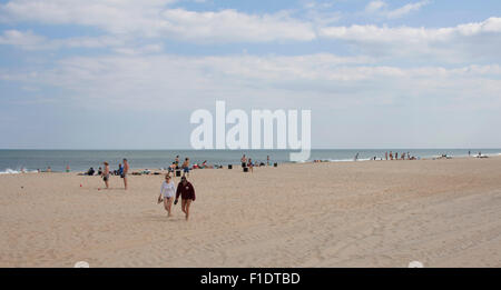 Ocean City, MD - 13 Maggio 2015: Molte persone visitano la spiaggia di Ocean City, Maryland. Foto Stock