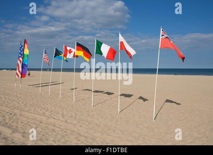 Ocean City, MD - 13 Maggio 2015: una fila di bandiere stand nella sabbia in Ocean City, Maryland. Foto Stock