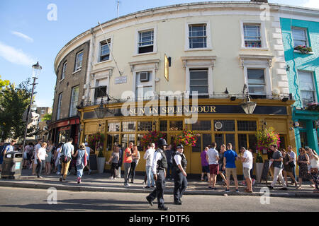 Il sole nel suo splendore pub, uno dei più antichi pub di Londra, situato sul Portobello Road a Notting Hill, West London, England, Regno Unito Foto Stock