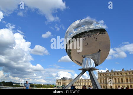 Specchio di cielo un'opera d'arte di Anish Kapoor in mostra presso il Palazzo di Versailles in Francia Foto Stock