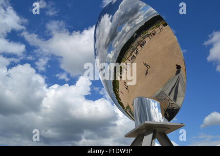 Specchio di cielo un'opera d'arte di Anish Kapoor in mostra presso il Palazzo di Versailles, Francia Foto Stock