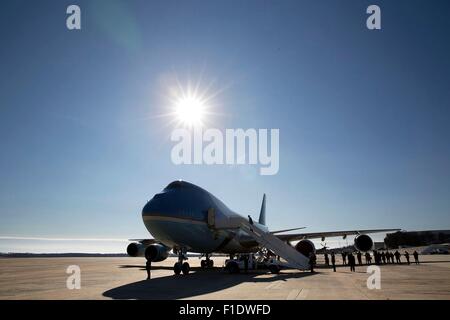 Stati Uniti Il presidente Barack Obama commissioni Air Force One a base comune Andrews per la partenza di Knoxville Gennaio 9, 2015 a Landover, Maryland. Foto Stock