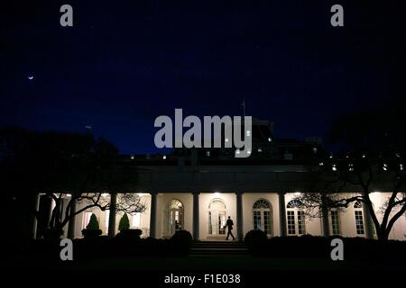 Stati Uniti Il presidente Barack Obama passeggiate lungo il colonnato all Ufficio Ovale della Casa Bianca di late night Gennaio 22, 2015 a Washington, DC. Foto Stock