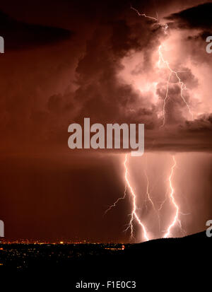 Fulmini colpisce durante una tempesta monsonica sul deserto di sonora, Tucson, Arizona, Stati Uniti. Foto Stock