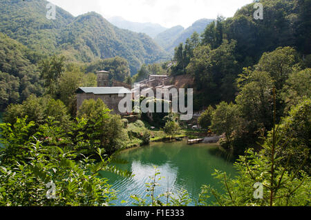 Isola Santa visto dal di sopra, è un posto fantastico per hikung e pesca, smaragd lago colorate, della Garfagnana, Toscana, Italia / Isola Santa von oben gesehen. Foto Stock