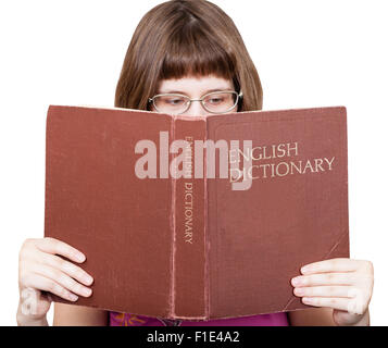 Ragazza con occhiali legge grande dizionario di inglese libro isolato su sfondo bianco