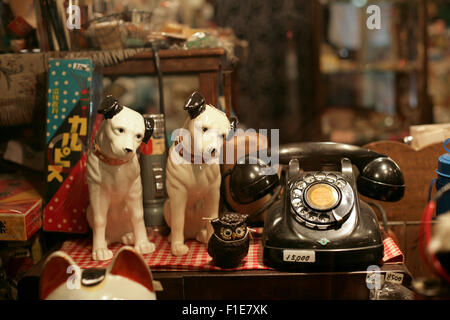 Antiche statue del cane un gufo gingillo e anello di vecchio telefono Foto Stock