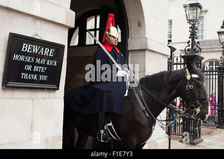 Horse Guard, Whitehall, Londra,UK attenzione i cavalli possono calciare o mordere! Foto Stock