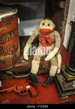 Artigianato Vintage sock monkey in negozio di antiquariato Foto Stock