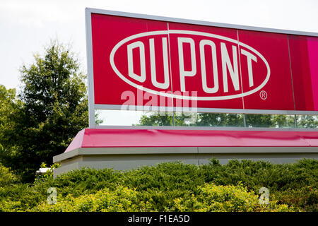 Un logo segno esterno della DuPont Chestnut Run Plaza facility in Wilmington, Delaware il 29 agosto 2015. Foto Stock