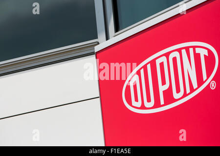 Un logo segno esterno della DuPont Chestnut Run Plaza facility in Wilmington, Delaware il 29 agosto 2015. Foto Stock