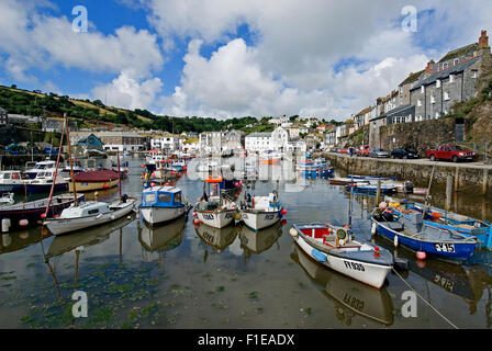 Cornovaglia linea costiera e il villaggio di pescatori di Mevagissey con colorate barche da pesca nel porto di lavoro. Foto Stock