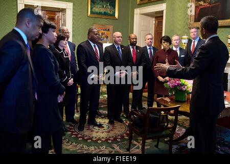 Stati Uniti Il presidente Barack Obama parla con i sindaci in camera verde prima di erogare commento per gli Stati Uniti Conferenza dei sindaci alla Casa Bianca, 23 gennaio 2015 a Washington, DC. Foto Stock