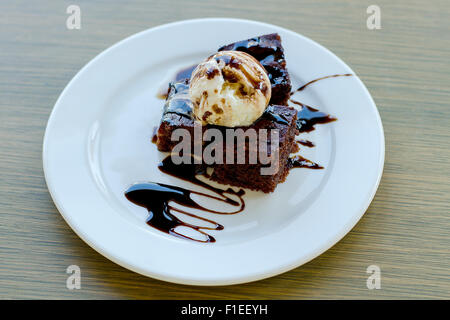 Biscotto dessert con gelato e salsa al cioccolato Foto Stock